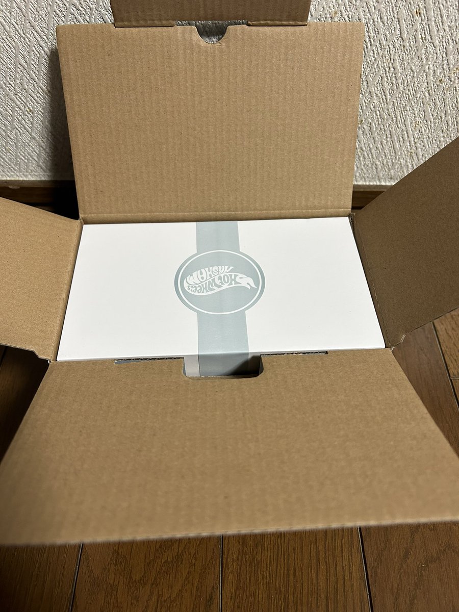 hiropapa5904's tweet photo. 重量感が半端ない、高額でしたが買って良かったです。届いた時、重っ?なんだ?箱の仕掛けも素晴らしい商品です。さすがに2個はお財布的に無理でした^_^
#hotwheels
#hotwheelsrlc
#ホットウィール
#ミニカー https://t.co/3pYr1UAxeT