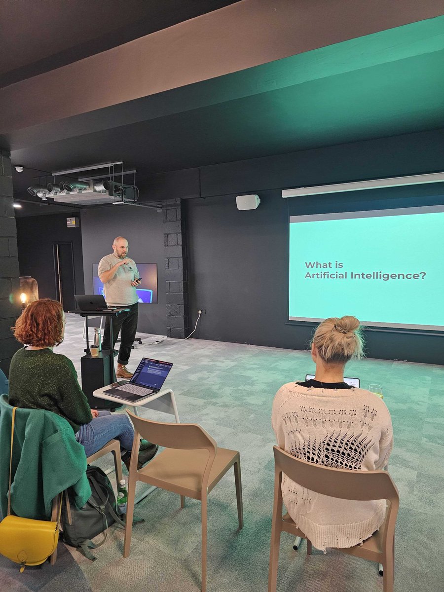 Makers AI Labs today at <a href="/edgehub_/">The Edge Hub</a>  with our Director of Leadership, Sean Hawkridge for <a href="/techweekhumber/">Tech Week Humber</a> 🚀

#MakersAIlabs #ArtificialInteligence #AIInnovation #TechWeekHumber #TheEdgeHub