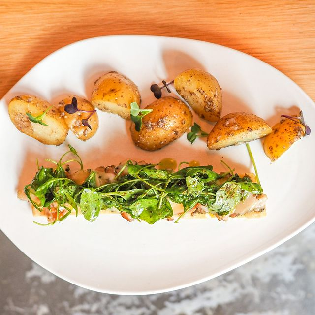 mintgranollers's tweet photo. 📸 Coca de pizza romana con porchetta gremolata, san simon y patatas baby con parmesano y trufa

#mint #restaurant #granollers #michelinguide https://t.co/YTIRhYJ45n