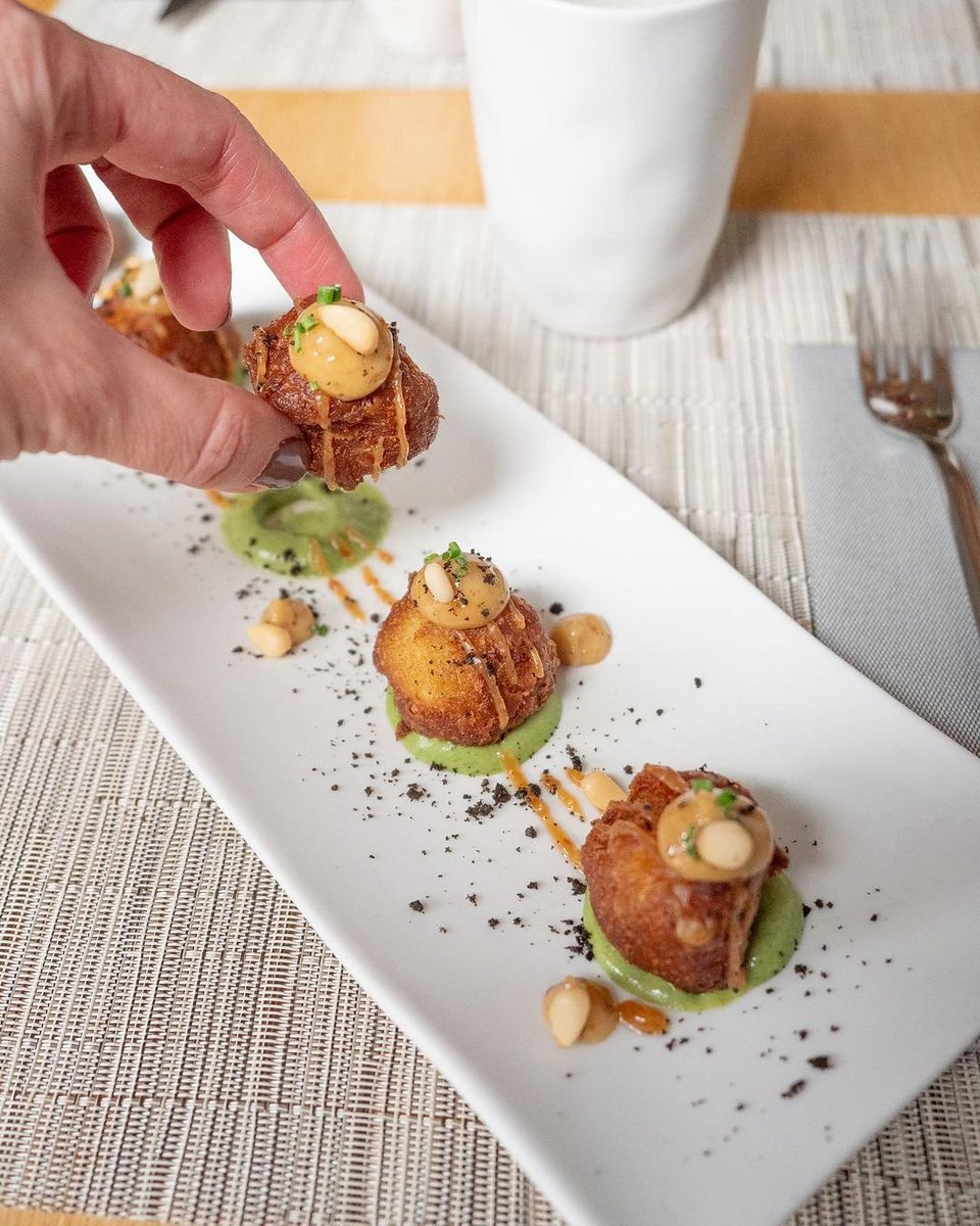mintgranollers's tweet photo. 📸 Buñuelos de bacalao a la catalana con bechamel de espinacas y mayonesa de pasas y piñones

#mint #restaurant #granollers #michelinguide https://t.co/aGU8G2Mwru