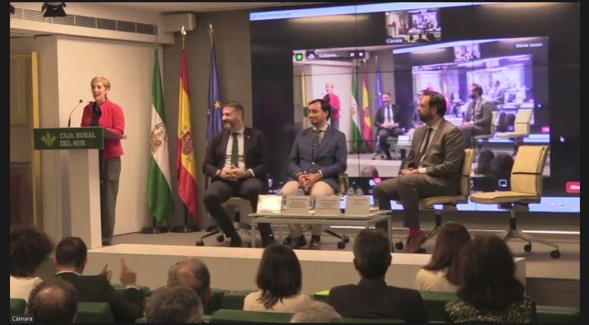 AGSSurSevilla's tweet photo. La jefa del servicio de #MedicinaPreventiva del #HospitalValme y directora de la Estrategia conjunta frente a la resistencia a los #AntimicrobianAndalucía, Dra. Encarnación Román, moderó una mesa durante el acto de presentación de @saludand y @AgriculturAnd

#ESARA https://t.co/N1mrMYt5ed