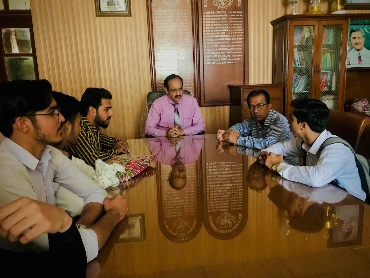 DJ_IJT's tweet photo. اسلامی جمعیت طلبہ کے وفد نے انچارج کالجز کمیٹی (جنوبی) برادر تیمور احمد کے ہمراہ نومقرر کردہ پرنسپل ڈی جے سائنس کالج مصطفی کمال پٹھان سے ملاقات کی۔

پرنسپل صاحب کو مبارکباد اور پھولوں کا گلدستہ پیش کیا گیا۔
اس موقع پر سابقہ پرنسپل (Incharge) وجیت کمار بھی موجود ہیں۔ https://t.co/9WJgtjg7Ud