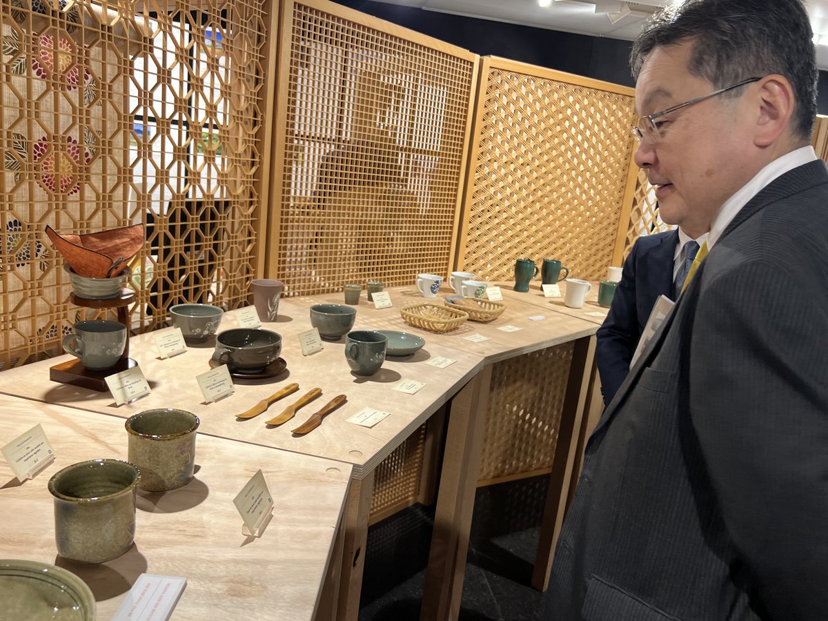 AmbJaponFR's tweet photo. L'@ambshimokawa était à la @MCJP_officiel pour visiter l'exposition "SYNERGIES ENTRE TRADITION ET MODERNITE" présentée par le #CLAIRParis
Cette 11e édition met à l'honneur l’artisanat local🎎de 26 collectivités🇯🇵 sur les thèmes de l'habillement, les arts de la table et l'habitat https://t.co/chV19MILAl