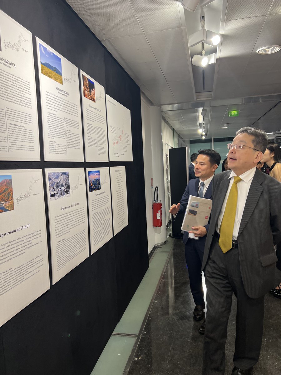 AmbJaponFR's tweet photo. L'@ambshimokawa était à la @MCJP_officiel pour visiter l'exposition "SYNERGIES ENTRE TRADITION ET MODERNITE" présentée par le #CLAIRParis
Cette 11e édition met à l'honneur l’artisanat local🎎de 26 collectivités🇯🇵 sur les thèmes de l'habillement, les arts de la table et l'habitat https://t.co/chV19MILAl