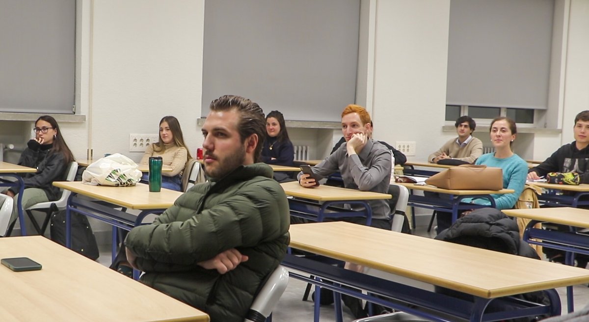 GradoInmoUPM's tweet photo. Jornada de #OrientaciónProfesional.🏆

Ayer, titulados de Grado Inmobiliario ASPRIMA-UPM han compartido con los estudiantes actuales su experiencia en el sector inmobiliario y en las prácticas profesionales en empresa.

¡Gracias por vuestra colaboración e implicación continua! 👏 https://t.co/xNEuJKK8GZ