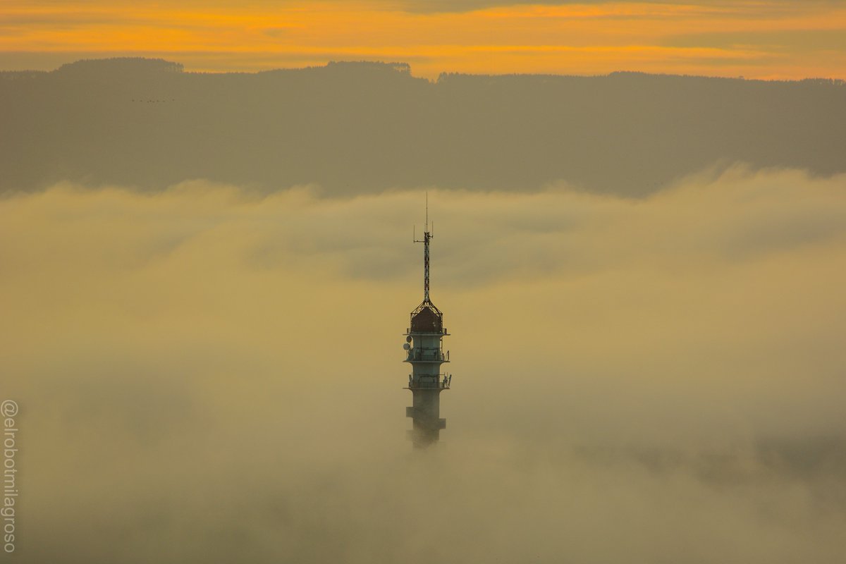 edumazinger's tweet photo. Y sin embargo en el Montiño amanecía así. Desde Monte de San Pedro. 

#montiño @telefonica #coruna #telecomunicaciones #niebla #neboa 
@EloyTP 
@laopinioncoruna https://t.co/PXnCkIRXX8