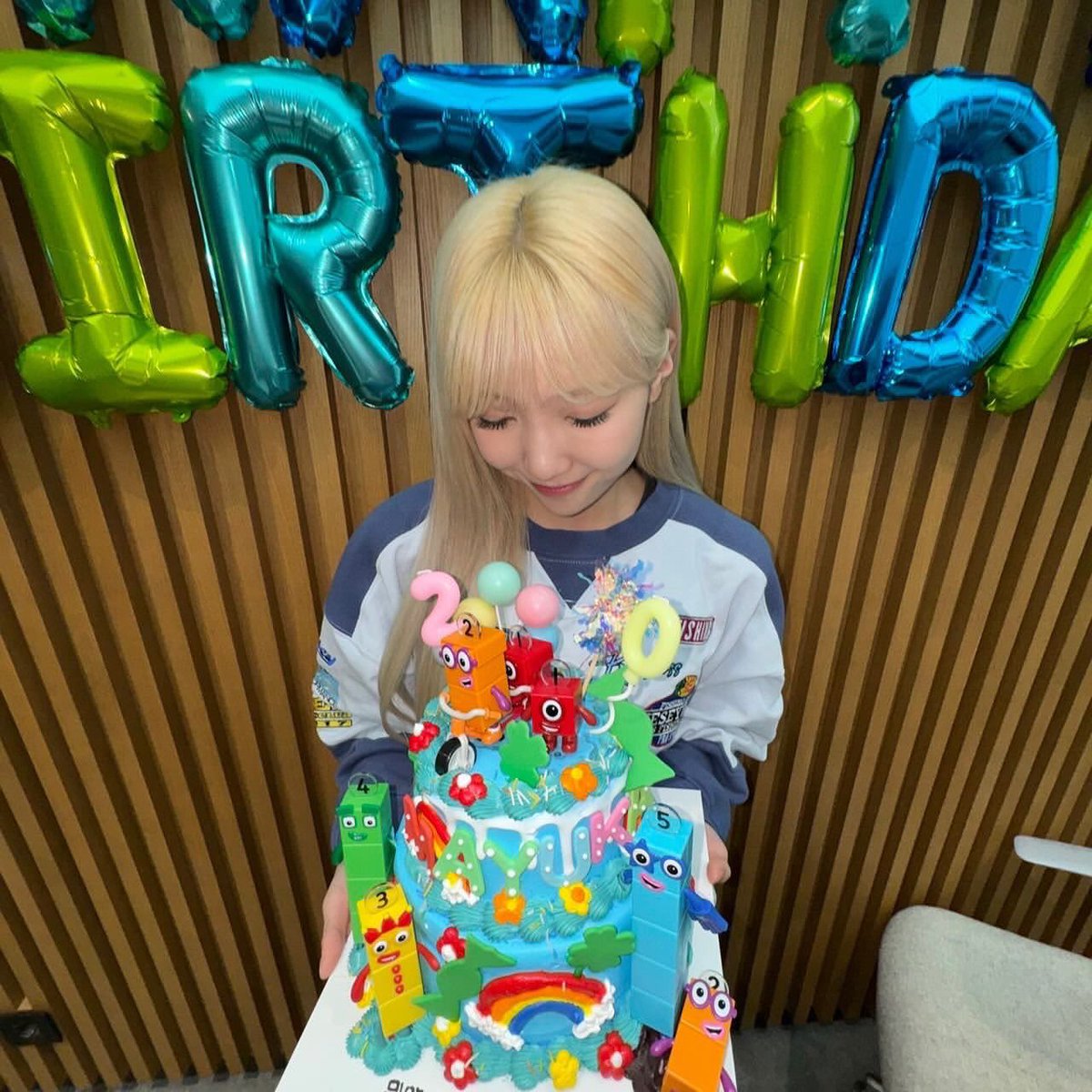 NiziUBrasil's tweet photo. Atualização de #MAYUKA no Instagram: (1/2)

"Completei 20 anos~
Estou feliz por poder comemorar o último dia do meu 19º ano e o primeiro dia do meu 20º com tantos WithUs 🥹💚
Continuarei fazendo o meu melhor para ser mais ativa~ ✨️✨️ +

#NiziUGRAM #NiziU #니쥬 https://t.co/9lLN3YmWVZ