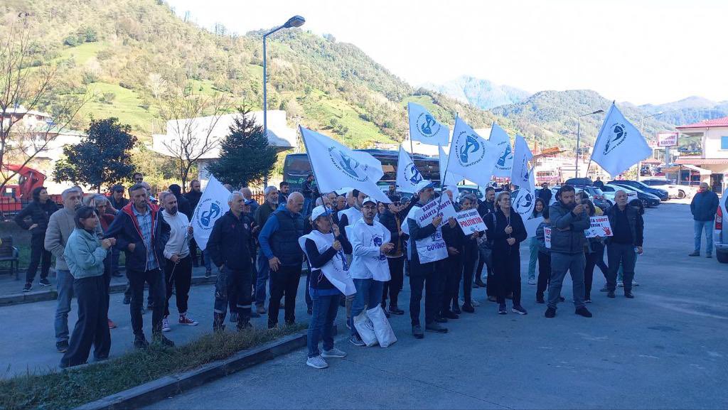 artvinsestemsil's tweet photo. Şiddete maruz kalan kadın hekim arkadaşımız için bugün Hopa Devlet Hastanesinde eylemimizi gerçekleştirdik. Artık son olmasını istiyoruz! Yaşadığımız fiziksel, sözel ve ruhsal her türlü şiddete karşı mücadele edeceğiz! Sağlıkta şiddet sona ersin!
 #sağlıktaşiddetehayır https://t.co/XuyCzS75aI