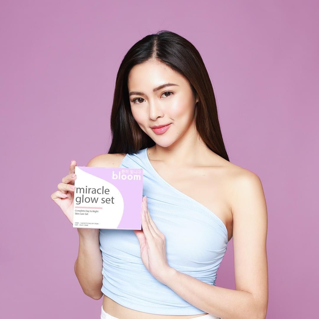teamKCGofficial's tweet photo. “@.chinitaprincess knows the secret to self-love: gentle skincare! 🌼✨”
📌 ENGAGE here:
🔗 FB: https://t.co/NFkg78kvuR
🔗 IG: https://t.co/1DypHuhTPa
#FaceByBloom #ItsTimeToBloom #BloomwtihChiu #Skincare
#KimChiu @prinsesachinita https://t.co/OGHvmeAh0u