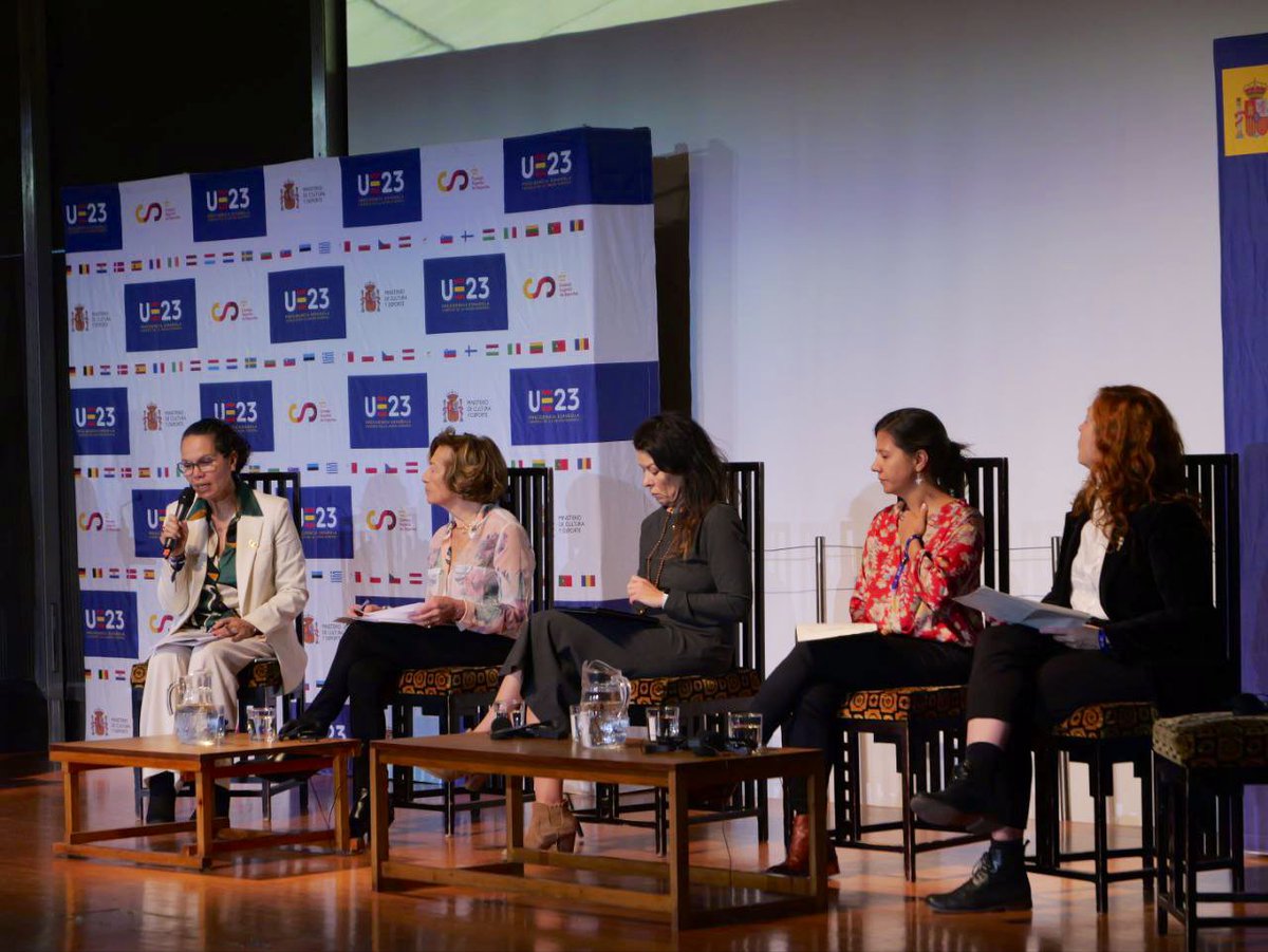 deportegob's tweet photo. La 2ª jornada de la Conferencia ha comenzado con expertas en deporte y mujer en Iberoamérica.
🗣 @AstridBibianaR, ministra de @MinDeporteCol
🗣 @Andre_navea, del @GobiernodeChile
🗣 Barbara Schweizer, de @iocmedia
🗣 Elida Alfaro, de #REDIMYD
🗣 Mª José Muñoz, de @giz_gmbh https://t.co/LZwpxYMTkb