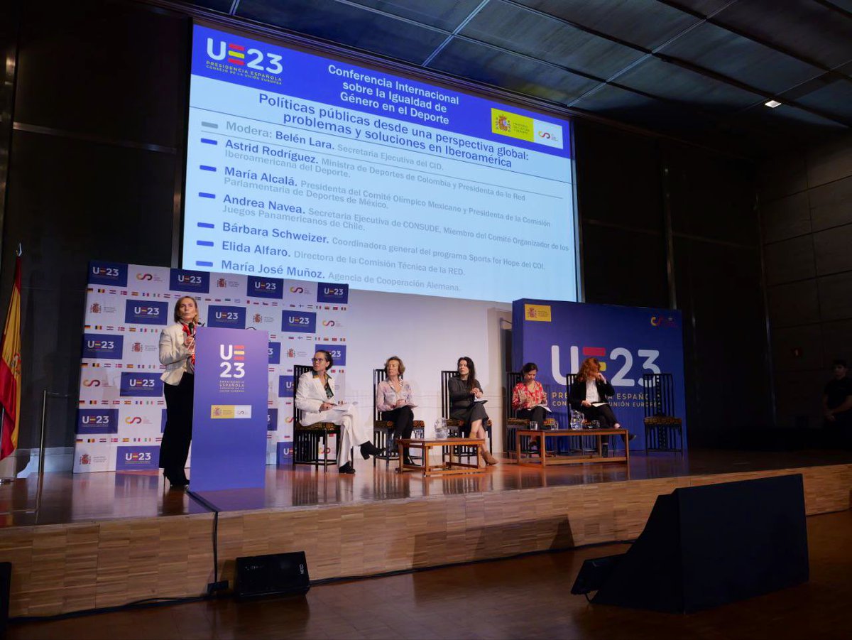 deportegob's tweet photo. La 2ª jornada de la Conferencia ha comenzado con expertas en deporte y mujer en Iberoamérica.
🗣 @AstridBibianaR, ministra de @MinDeporteCol
🗣 @Andre_navea, del @GobiernodeChile
🗣 Barbara Schweizer, de @iocmedia
🗣 Elida Alfaro, de #REDIMYD
🗣 Mª José Muñoz, de @giz_gmbh https://t.co/LZwpxYMTkb