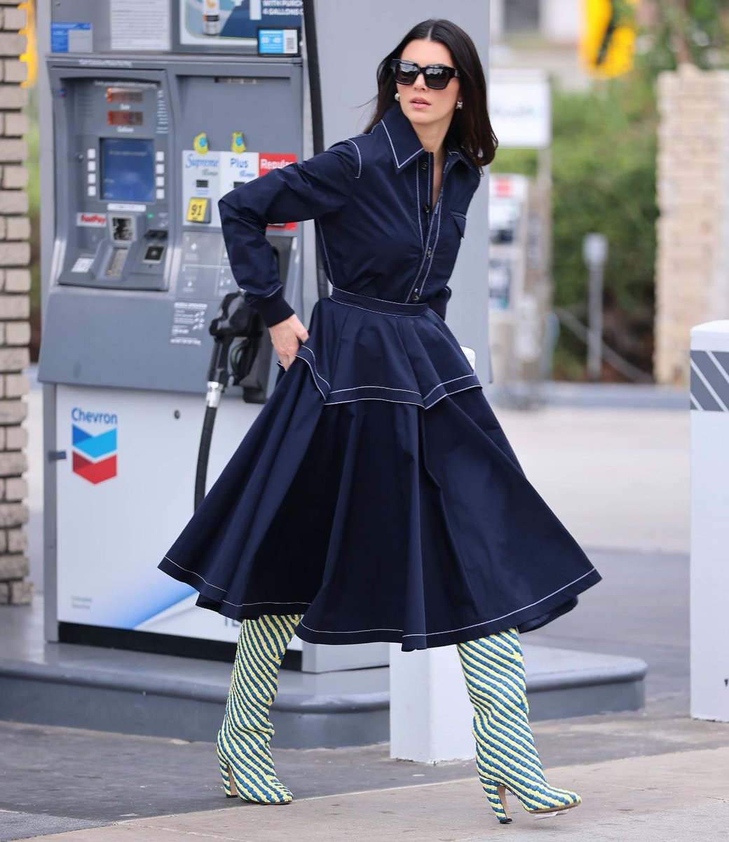 StreetFashion01's tweet photo. Kendall Jenner 🤝 Bottega Veneta https://t.co/rFK3lRidJ8