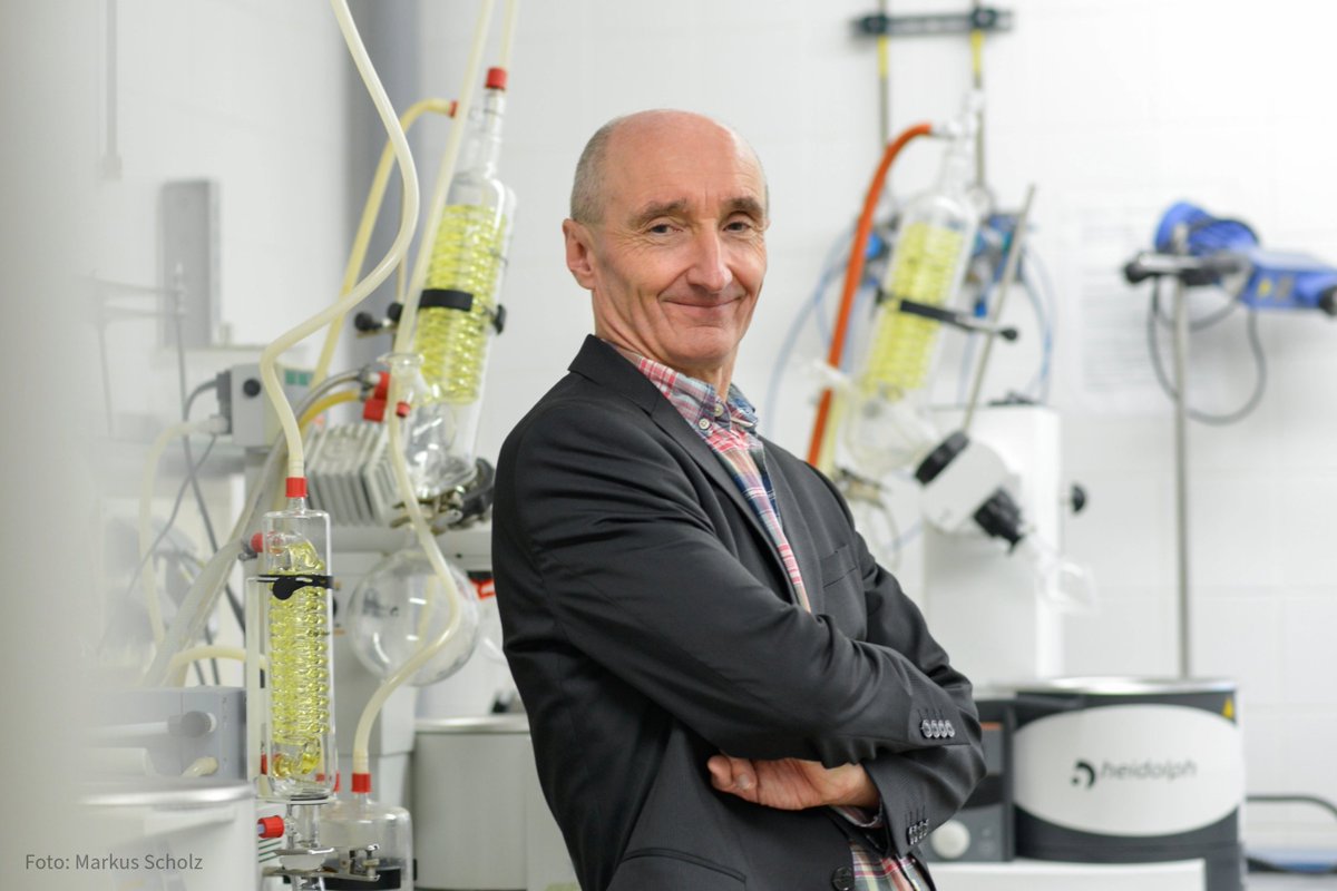 UniHalle's tweet photo. Prof. Dr. Bruno Glaser hat es erstmals auf die Liste der weltweit einflussreichsten Forscher*innen geschafft.👏 Das geht aus der Analyse "Highly cited researchers 2023" von @Clarivate hervor. Insgesamt ist die MLU mit fünf Forschern im Ranking vertreten.🔝 https://t.co/F97LaLjX1Y https://t.co/LMxTOaHJEE