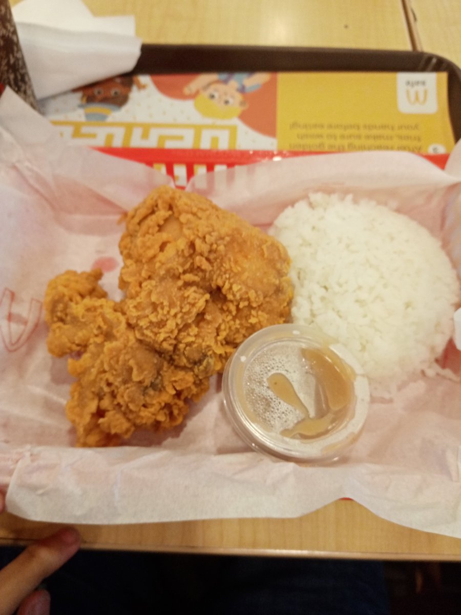 iamrainier23's tweet photo. Totoong ang balita lumaki pala nag Chicken McDo nila kaya try ko to Nice Sarap at Nice Yummy din talaga “Much Malaki. Much Juicier. at Much Crispier.” kung compare sa iba diyan #NiceGanda #NiceSarap dahil kay Meme Vice din to sa McDo lang yarn @vicegandako @McDo_PH #ViceGanda https://t.co/Wp39Lh4h0C