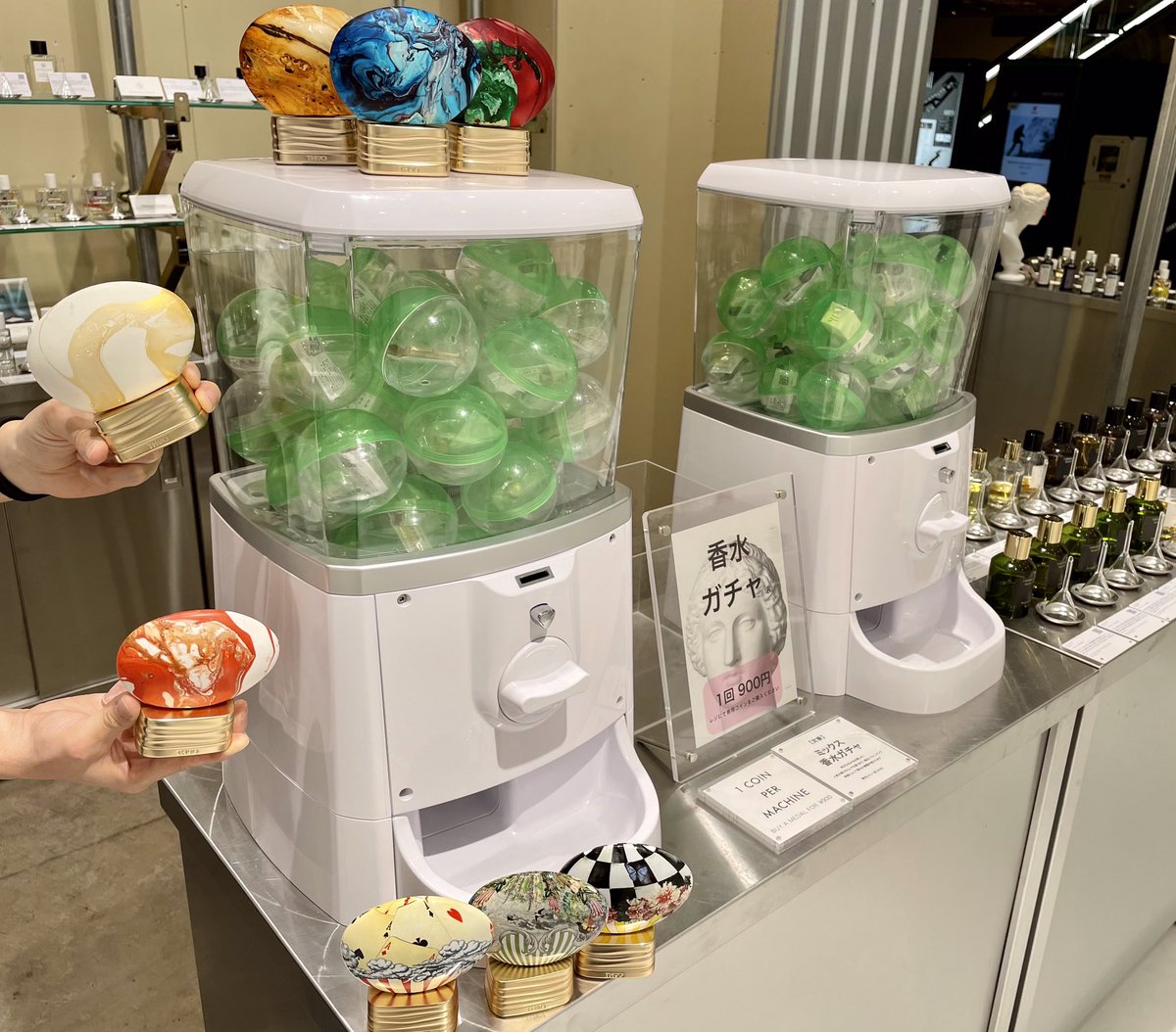 渋谷店｜香水ガチャ®︎情報🌏】 渋谷店では現在、香水ガチャが2台常設