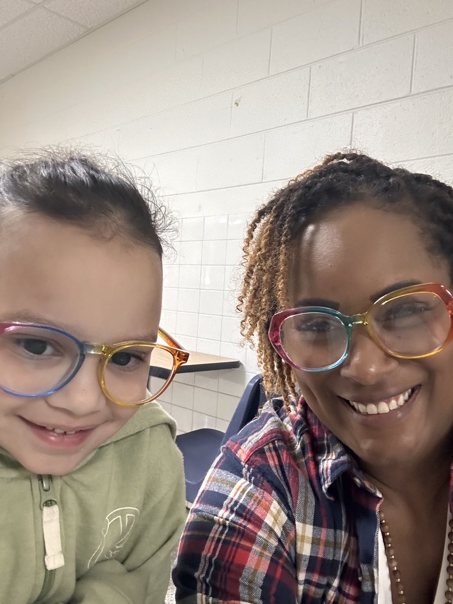 SladeLuvs2tch's tweet image. I found my Awesome Twin in kindergarten! ⁦@KraftES1⁩