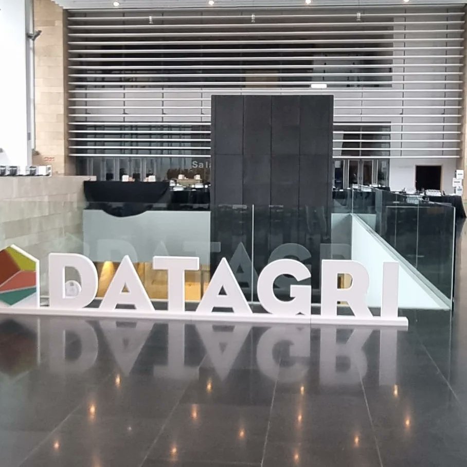 Agroassessor's tweet photo. Assistim a #Dataagri 2023 a Logroño. Compartint el present, aprenent del futur de la transformació digital a #agricultura i #ramaderia. https://t.co/UdDMGgWEsy