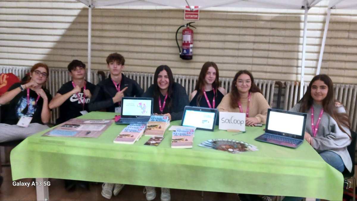 EscolaSolc's tweet photo. La #cooperativa #solcoop a la 1a  #FiraAlumnescoop de les @EscolesCoop. Cinc anys cooperant i donant suport a la causa de la Fundació Kalilu Jammeh. #curs2324 #Cooperativisme https://t.co/iV17IbHHAn