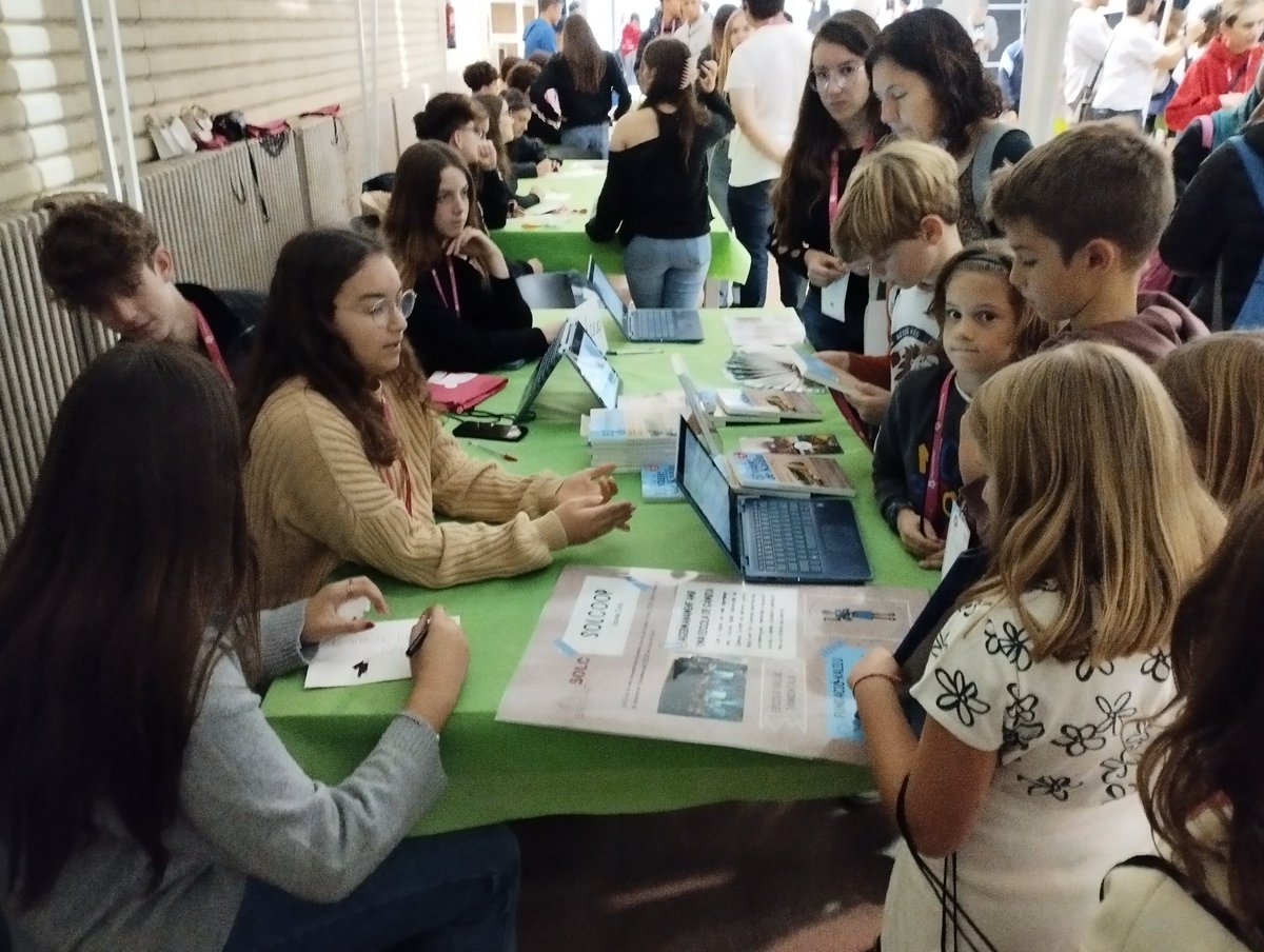 EscolaSolc's tweet photo. La #cooperativa #solcoop a la 1a  #FiraAlumnescoop de les @EscolesCoop. Cinc anys cooperant i donant suport a la causa de la Fundació Kalilu Jammeh. #curs2324 #Cooperativisme https://t.co/iV17IbHHAn