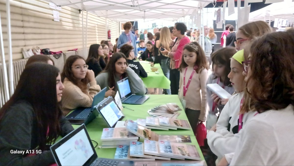 EscolaSolc's tweet photo. La #cooperativa #solcoop a la 1a  #FiraAlumnescoop de les @EscolesCoop. Cinc anys cooperant i donant suport a la causa de la Fundació Kalilu Jammeh. #curs2324 #Cooperativisme https://t.co/iV17IbHHAn
