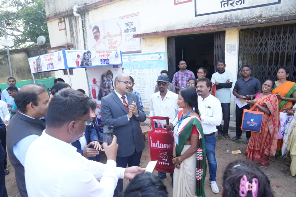 ED &amp; SH, BSO visited  the Vikshit Bharat Sankalp Yatra location at Titla Panchayat, Khunti. He interacted with the kiosk staff of  M/s Birsa Indane, distributed connections and  witnessed the joy of newly enrolled PMUY beneficiaries ....A promising step towards empowerment!