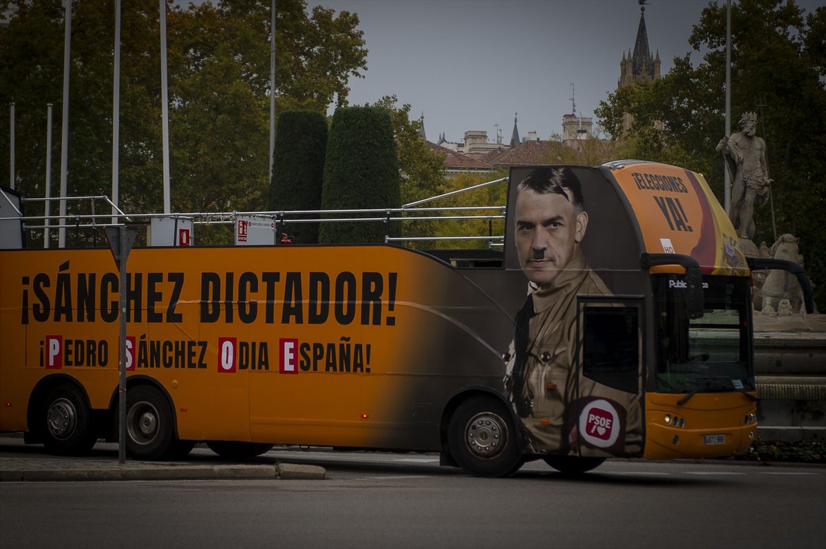 3CatInfo's tweet photo. Protestes als voltants del Congrés, on l'entitat ultraconservadora Hazte Oír ha posat en circulació un autobús que presenta Pedro Sánchez com a Hitler https://t.co/1wFrcmvKRx #Investidura3Cat https://t.co/7VHGs4dhZC