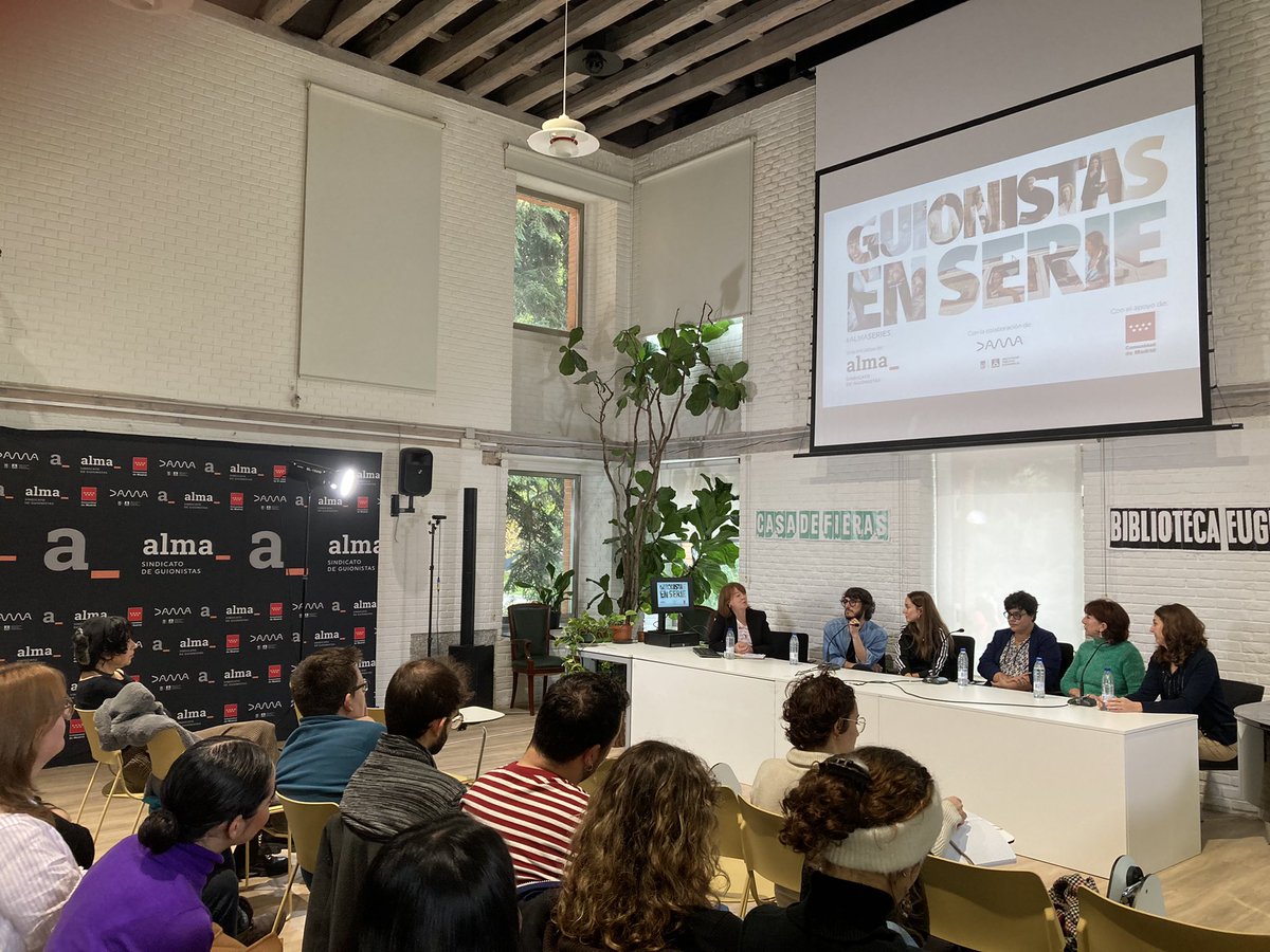 almaguionistas's tweet photo. Tiene que haber siempre un guionista en set porque siempre hay algún momento en que hay que reescribir un diálogo o una escena, comenta @depandix en #ALMASeries https://t.co/DVF3EEOugD