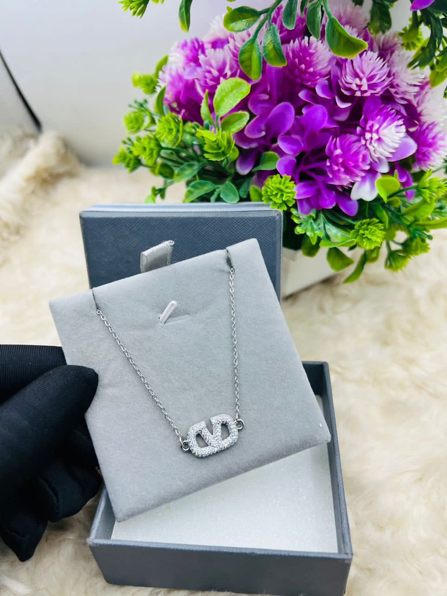 Jumeezz's tweet photo. Hi guyss! I’m Azeezah, your go-to person for stylish affordable jewelry and wristwatches. It’s my pleasure to add a touch of elegance to your accessories collection!
Frame 1:  3000 naira 
Frame 2: 3700 naira (boxed)
Frame 3: 8500 naira (boxed)
Frame 4: 11500 naira (boxed) https://t.co/nxU0VW3oS7