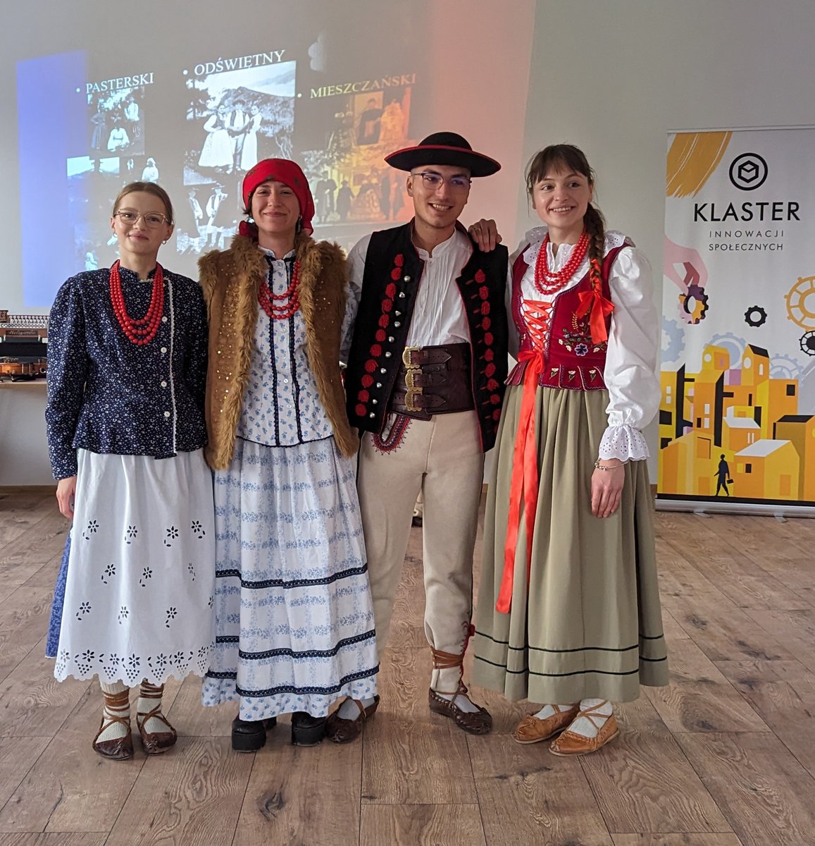 Na ostatniej lekcji kultury żywieckiej w "Społeczniku", odbyły się warsztaty, gdzie uczestnicy poznali tradycyjne stroje regionu i mieli okazję je przymierzyć! 😍👗 To niezwykłe doświadczenie pozwoliło uczestnikom lepiej zrozumieć historię i dziedzictwo tej pięknej części Polski.