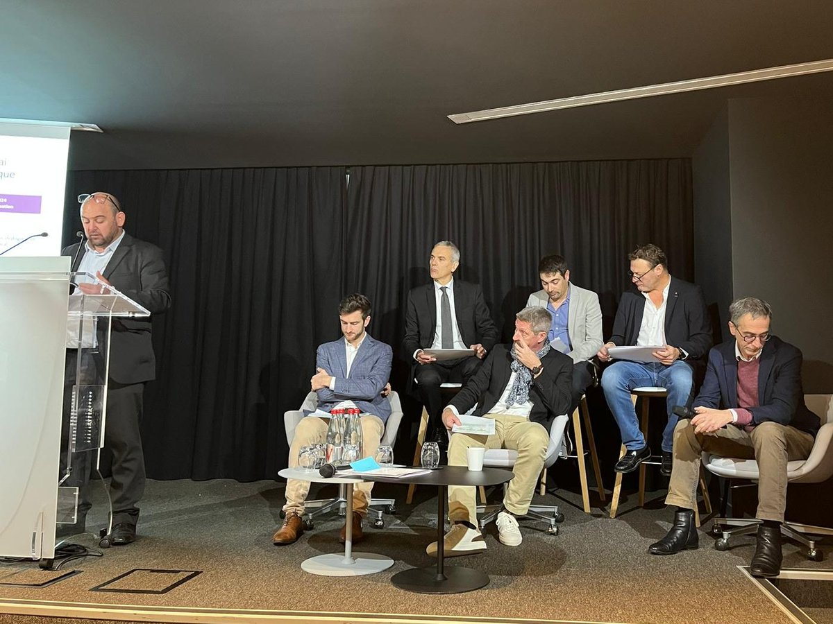 UGVCognac's tweet photo. L'#UGVC félicite Jérôme BAUER, pour sa réélection à la présidence de la @cnaoc, lors de son Assemblée Générale. Anthony BRUN, Président de l'UGVC a participé à la présentation du projet syndical pour cette nouvelle mandature. #élection #UGVC2023 #appellation https://t.co/LPJp69JD8m