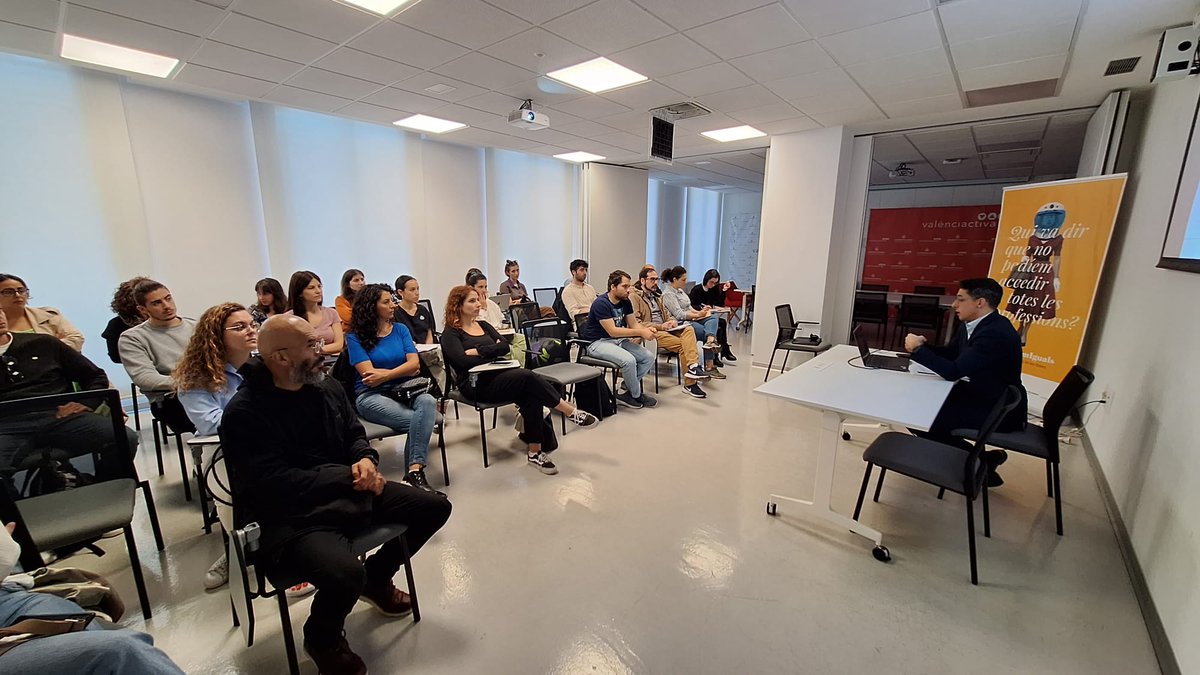 valenciactiva_'s tweet photo. 🔝🚀 Hoy en la sesión de #GestiónARTE hemos hablado de subvenciones
🔛 Las y los asistentes han podido conocer el marco legal, métodos para encontrar subvenciones para sus proyectos y diversas ayudas para emprender
😎 ¡Nos vemos en el próximo taller del ciclo GestiónARTE! https://t.co/TM4RE7x7NX