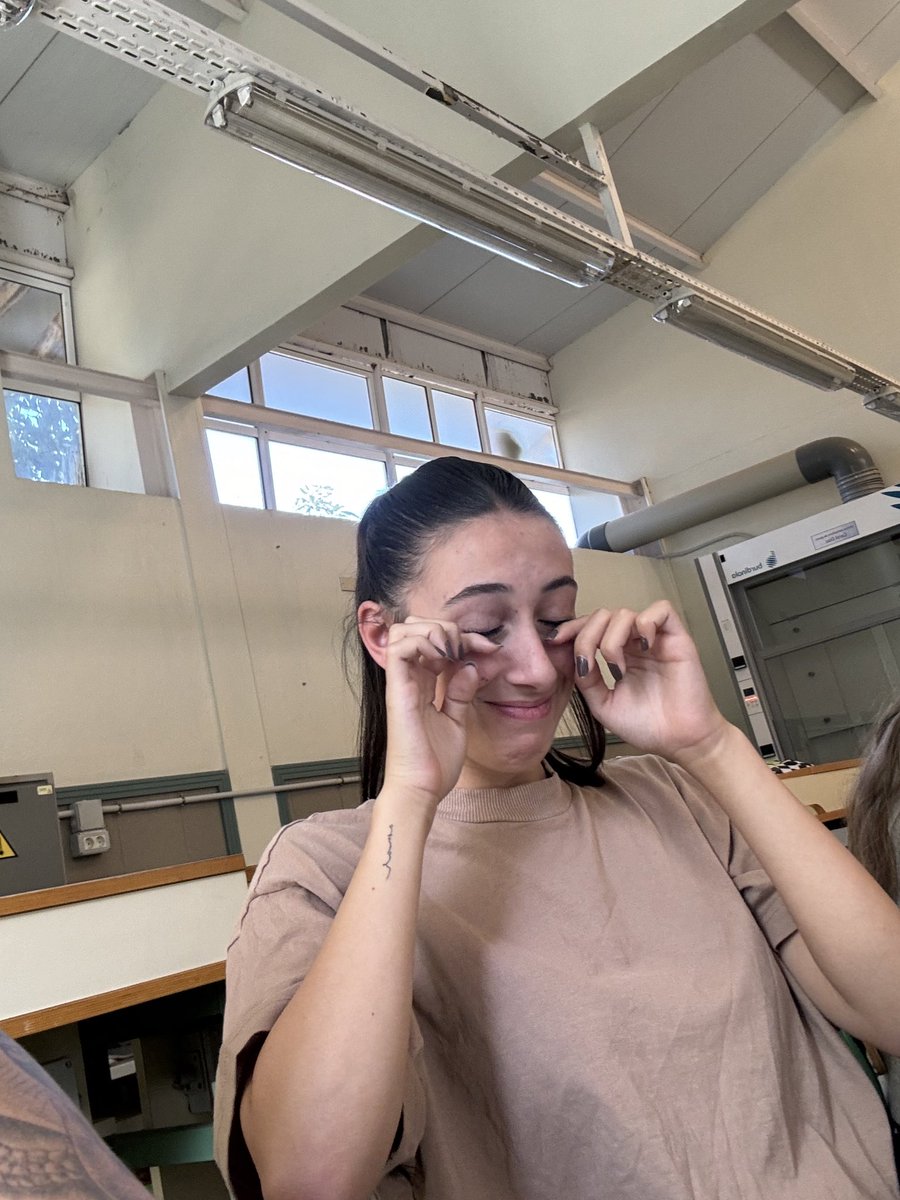 la veo llorando y le digo: q te pasa?
lucía: necesito follar