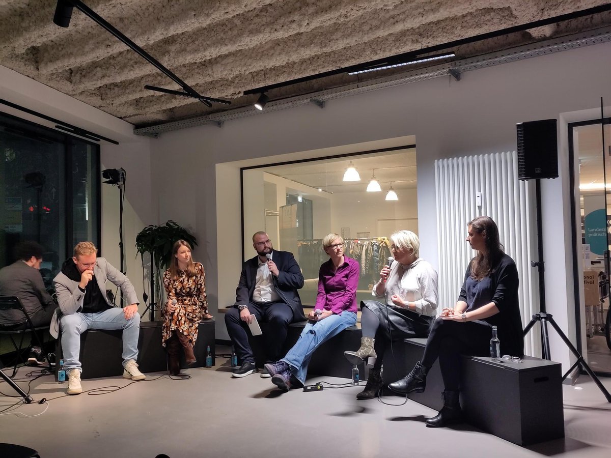 Gestern waren wir bei der Veranstaltung der saarländischen Landeszentrale für politische Bildung zum Thema Automatisierte Aufmerksamkeit: Wie #KI Journalismus, #Öffentlichkeit und Meinungsbildung prägt. Unter anderem mit <a href="/kattascha/">Katharina Nocun</a>: eveeno.com/automatisierte…