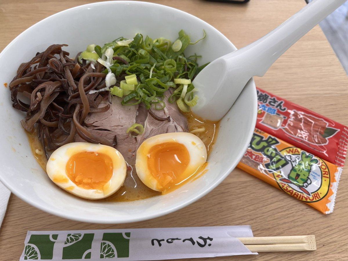 aya_p_BNE's tweet photo. ブリスベン南部にある香港出身のご夫婦が営むローカルなラーメン屋さん🍜
先週末は1周年のくじ引きで引いたら日本の駄菓子くれた😌
子供会のおやつ袋を思い出す☺️✨
ちなみに1等は鬼滅フィギア👹📺
注文はいつもスパイシー豚骨 (19.5AUD)一択‼️
#ラーメン #オーストラリア #駄菓子 #KENGU #Ramen https://t.co/R26xmUU6cL