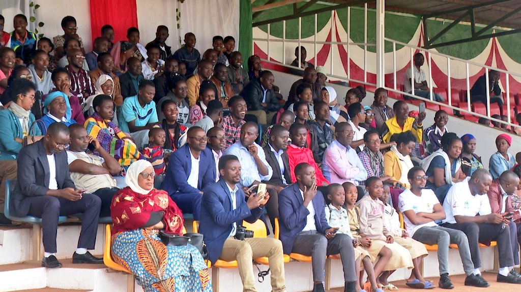 msp_burundi's tweet photo. 2/3.Pour cette journée, le @mspls_bdi était représenté par Dr #Cyrille #NTIRANDEKURA, Inspecteur Général au @mspls_bdi. Notons également la présence à ces activités de Mme Marie #Louise #Kabre #Barreto, Représentante-Adjointe du @Le_HCR au #Burundi . https://t.co/4QnM0rgAfu