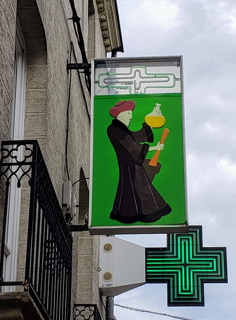 MichelleMoggio's tweet image. Wellness check: #Iconic pharmacy sign in #Clisson France #TheParisEffect #France #LoireAtlantique #apothecary #travel