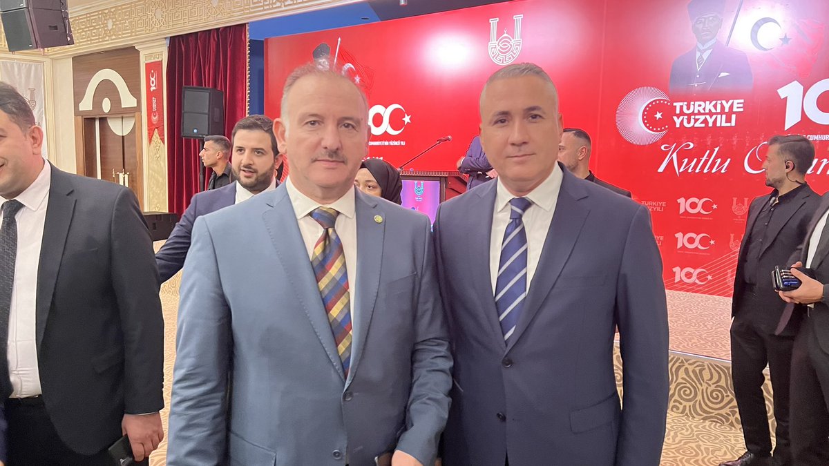 Ahmet İlyas (@ahmetilyas) on Twitter photo Bugün itibariyle rektör hocamız Sayın <a href="/mtahirgulluoglu/">Prof. Dr. Mehmet Tahir GÜLLÜOĞLU</a>’nun tensipleriyle rektör yardımcılığı görevine atanmış bulunmaktayım. Bu görevi şahsıma uygun gören rektör hocamıza teşekkürlerimi arz ederim. Üniversitemizin başarısı için elimizden gelen tüm gayreti göstereceğiz. <a href="/hrumedya/">Harran Üniversitesi</a> Bugün itibariyle rektör hocamız Sayın <a href="/mtahirgulluoglu/">Prof. Dr. Mehmet Tahir GÜLLÜOĞLU</a>’nun tensipleriyle rektör yardımcılığı görevine atanmış bulunmaktayım. Bu görevi şahsıma uygun gören rektör hocamıza teşekkürlerimi arz ederim. Üniversitemizin başarısı için elimizden gelen tüm gayreti göstereceğiz. <a href="/hrumedya/">Harran Üniversitesi</a>