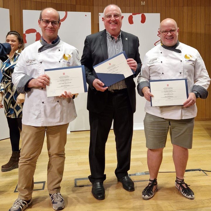 ERCReus's tweet photo. 👌🏻 L'enhorabona a la Casa Borrull i al Forn Sistaré, establiments referents de Reus, reconeguts a la 'Nit de l’artesania alimentària 2023'. 

ℹ️ L'acte ha estat presidit pel conseller d’Acció Climàtica, Alimentació i Agenda Rural, David Mascort. https://t.co/0FEiYaY25w