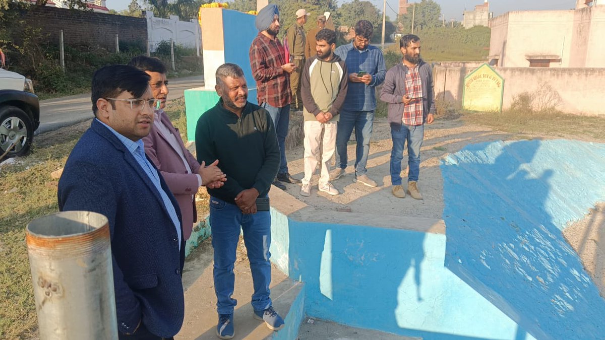 dcsambaoffice's tweet photo. #B2V5 
#BackToVillage5 

DC Samba @Abhi1shrma  visited Diani Panchayat  and inspected  Amritsarovar alongwith Visiting Officer  Sh. Vikas Gupta, Director Handicraft and Handlooms during ongoing back to village programme.
@diprjk 
@OfficeOfLGJandK 
@ddnews_jammu 
@PIBSrinagar https://t.co/GTpfelrC2h