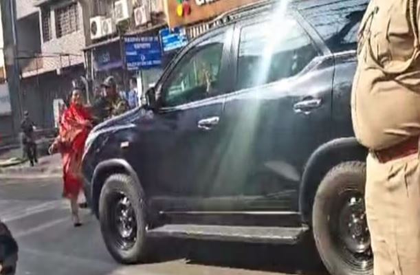 biharjkesari's tweet image. प्रधानमंत्री मोदी की सुरक्षा में भारी चूक, गाड़ी के सामने आयी महिला

#Securitylapse #PMNarendramodi #PMModi #Ranchi #Jharkhand #PMModijharkhand #Jharkhandvisit #Heamntsoren @narendramodi @HemantSorenJMM @BJP4Jharkhand