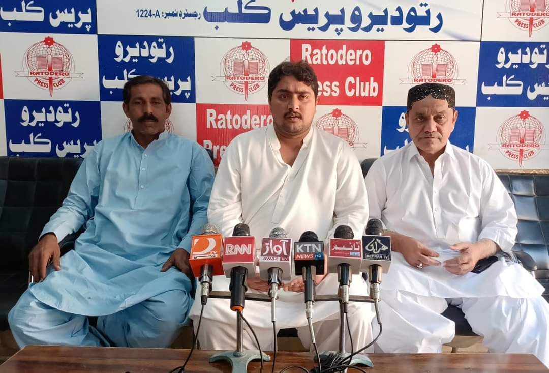 ڪامِريڊ مُرڪ جي وِڇوڙي تي جِسقم پاران 3 ڏِينھَن سوڳ جو اَعلان، جِسقَم چيئَرمين رَتوديرو پِريس ڪَلب پُھچِي وَيو، 

مُرڪ جو اَچانَڪ وِڇوڙو دِل ڏُکوئِيندڙَ آھي، مُرڪ باشَعور نِياڻِي ۽ قومِي ڪارڪُن ھُئي، واقِعي جِي شِفاف جاچ ڪَئِي وَڃي 
جسقم چيئرمين صَنعان خان قُريشِي
#MurkJanPirzado