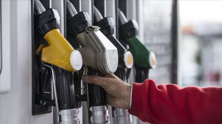 📌Bu gece yarısından itibaren geçerli olmak üzere motorine 1 lira 14 kuruş zam bekleniyor. 
Halkımıza bu sonu gelmez zamları reva görenlere yazıklar olsun.
#motorin #zam