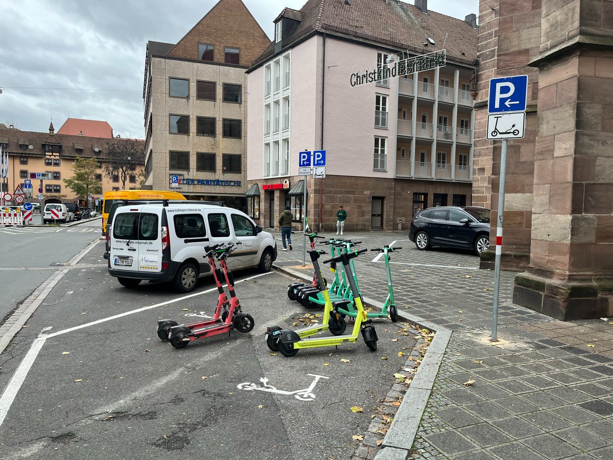 nuernberg_de's tweet photo. Zu häufig werden E-Scooter so abgestellt, dass sie andere Verkehrsteilnehmer behindern. Deshalb schaffen wir in #Nürnberg Abstellflächen für E-Scooter innerhalb der Altstadt. Ab 1. Mai müssen E-Scooter innerhalb dieser Flächen abgestellt werden: https://t.co/YnYapYua1Y https://t.co/1jgQzGxEhV