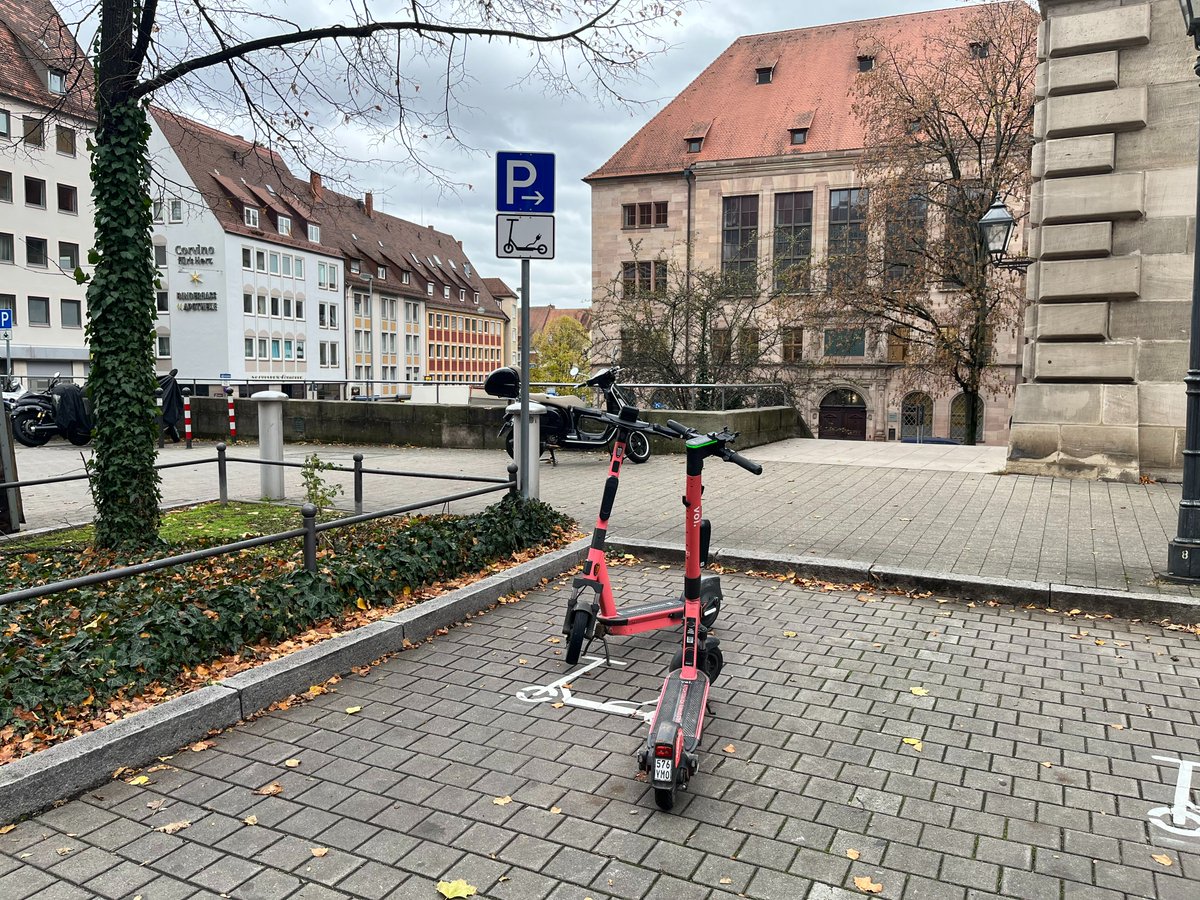 nuernberg_de's tweet photo. Zu häufig werden E-Scooter so abgestellt, dass sie andere Verkehrsteilnehmer behindern. Deshalb schaffen wir in #Nürnberg Abstellflächen für E-Scooter innerhalb der Altstadt. Ab 1. Mai müssen E-Scooter innerhalb dieser Flächen abgestellt werden: https://t.co/YnYapYua1Y https://t.co/1jgQzGxEhV