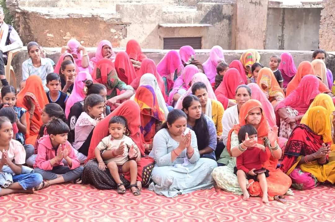 drcpjoshi's tweet photo. लक्ष्य एक, इरादा साफ- घिन्दागड़, आगे बढ़।

घिन्दागड़ में चुनाव प्रचार के दौरान ऊर्जावान स्थानीय लोग और प्यार-स्नेह। https://t.co/7Mb6UyJlBp
