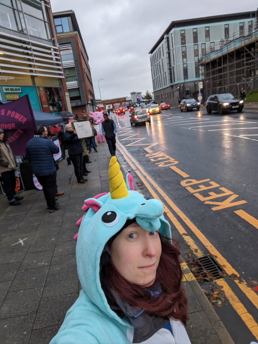 Super proud of my colleagues at UCU Bolton College turning out in force for day 2 of the strike despite wind and rain. Loud, lively picket, great atmosphere. UCU and proud! Looking forward to welcoming General Secretary @DrJoGrady on our picket tomorrow for day 3
#UCU
#RespectFE