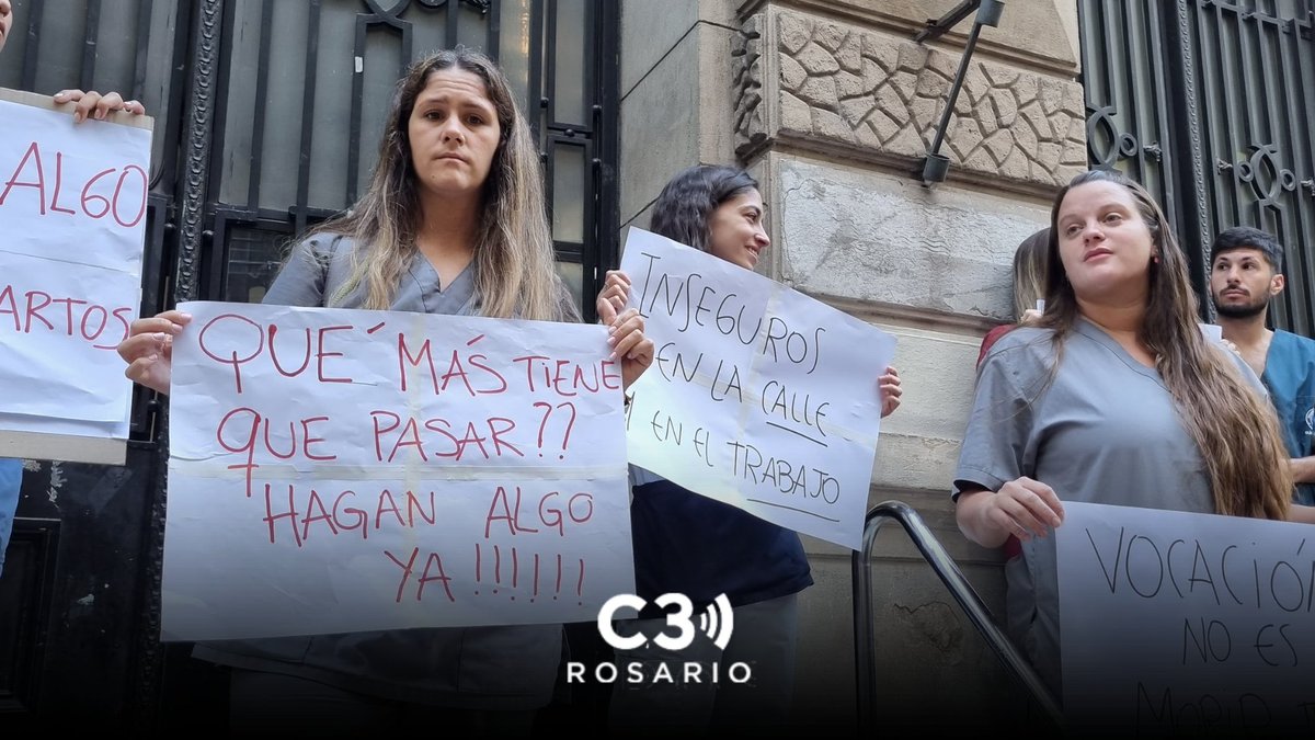 Cadena3_Rosario's tweet photo. Médicos residentes se manifiestan frente al Hospital Provincial exigiendo seguridad 🚨

❗ "Vocación no es morir trabajando" dice uno de los carteles que muestran.

👉 "Queremos que nos escuchen, esto no puede pasar. No podemos naturalizarlo, es inaceptable". https://t.co/iJHldXeQGI