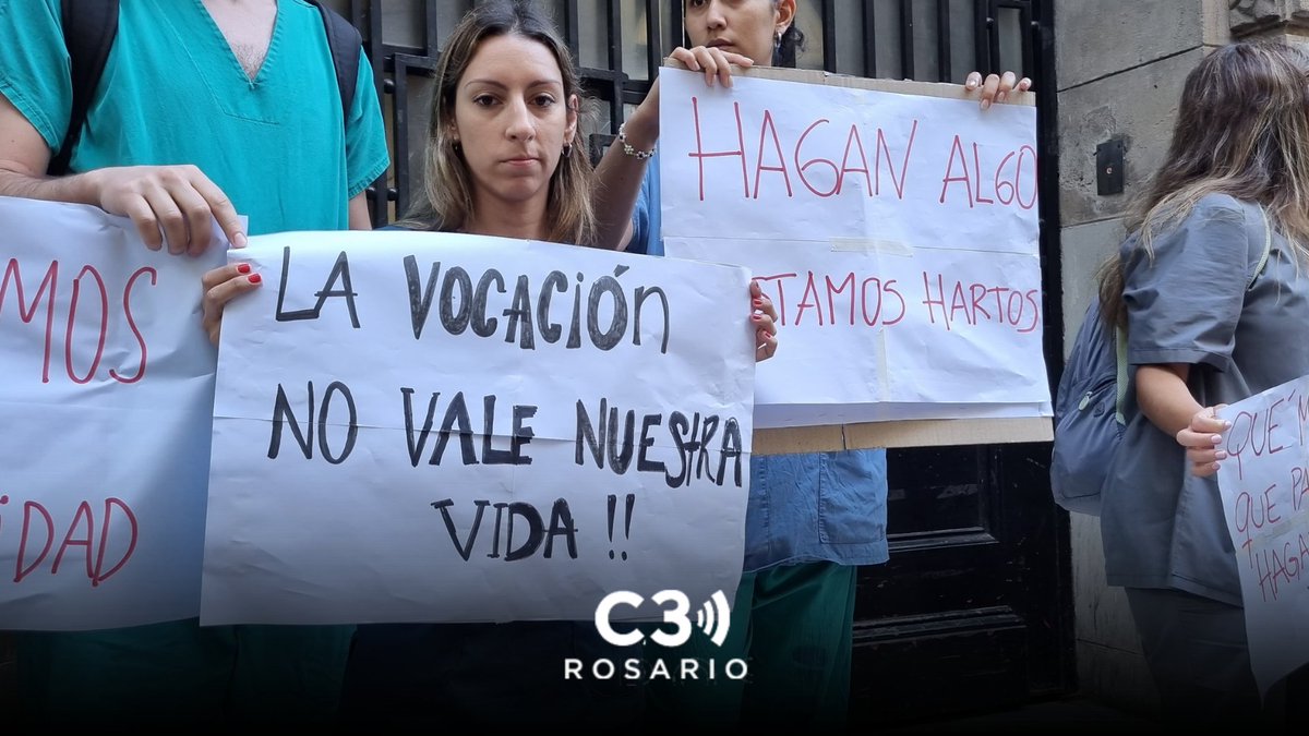 Cadena3_Rosario's tweet photo. Médicos residentes se manifiestan frente al Hospital Provincial exigiendo seguridad 🚨

❗ "Vocación no es morir trabajando" dice uno de los carteles que muestran.

👉 "Queremos que nos escuchen, esto no puede pasar. No podemos naturalizarlo, es inaceptable". https://t.co/iJHldXeQGI