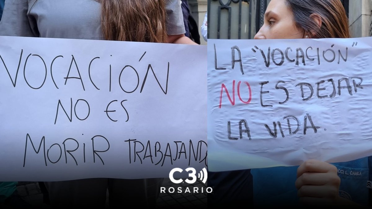 Cadena3_Rosario's tweet photo. Médicos residentes se manifiestan frente al Hospital Provincial exigiendo seguridad 🚨

❗ "Vocación no es morir trabajando" dice uno de los carteles que muestran.

👉 "Queremos que nos escuchen, esto no puede pasar. No podemos naturalizarlo, es inaceptable". https://t.co/iJHldXeQGI