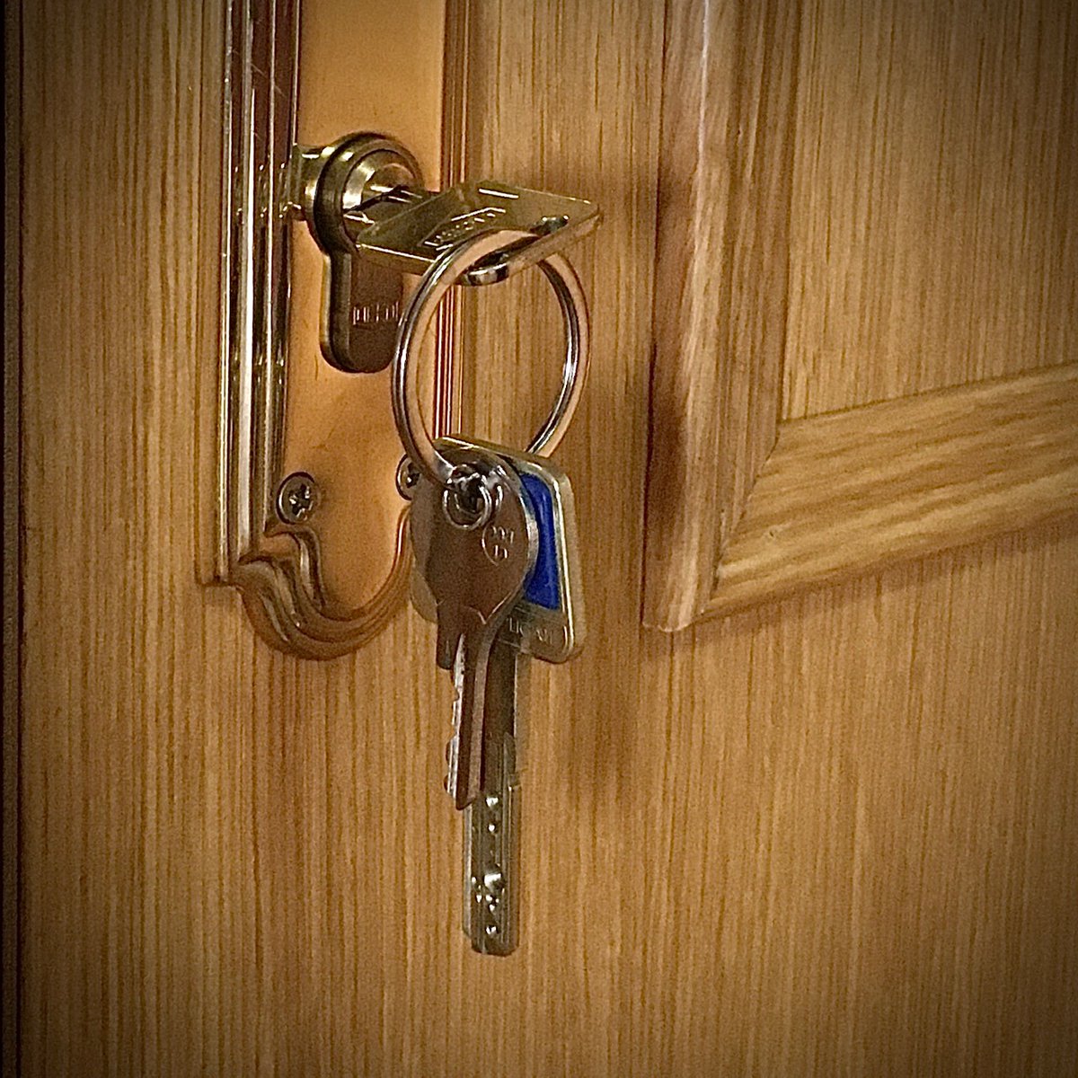 ✔️Cerrar con llave sí.  
❌​Dejarla metida del todo  no.  
Recibimos llamadas por personas caídas, mareadas o indispuestas, dentro de su domicilio, al que la familia no puede acceder porque está la llave puesta por dentro.   
Recuérdaselo especialmente a la gente mayor❗